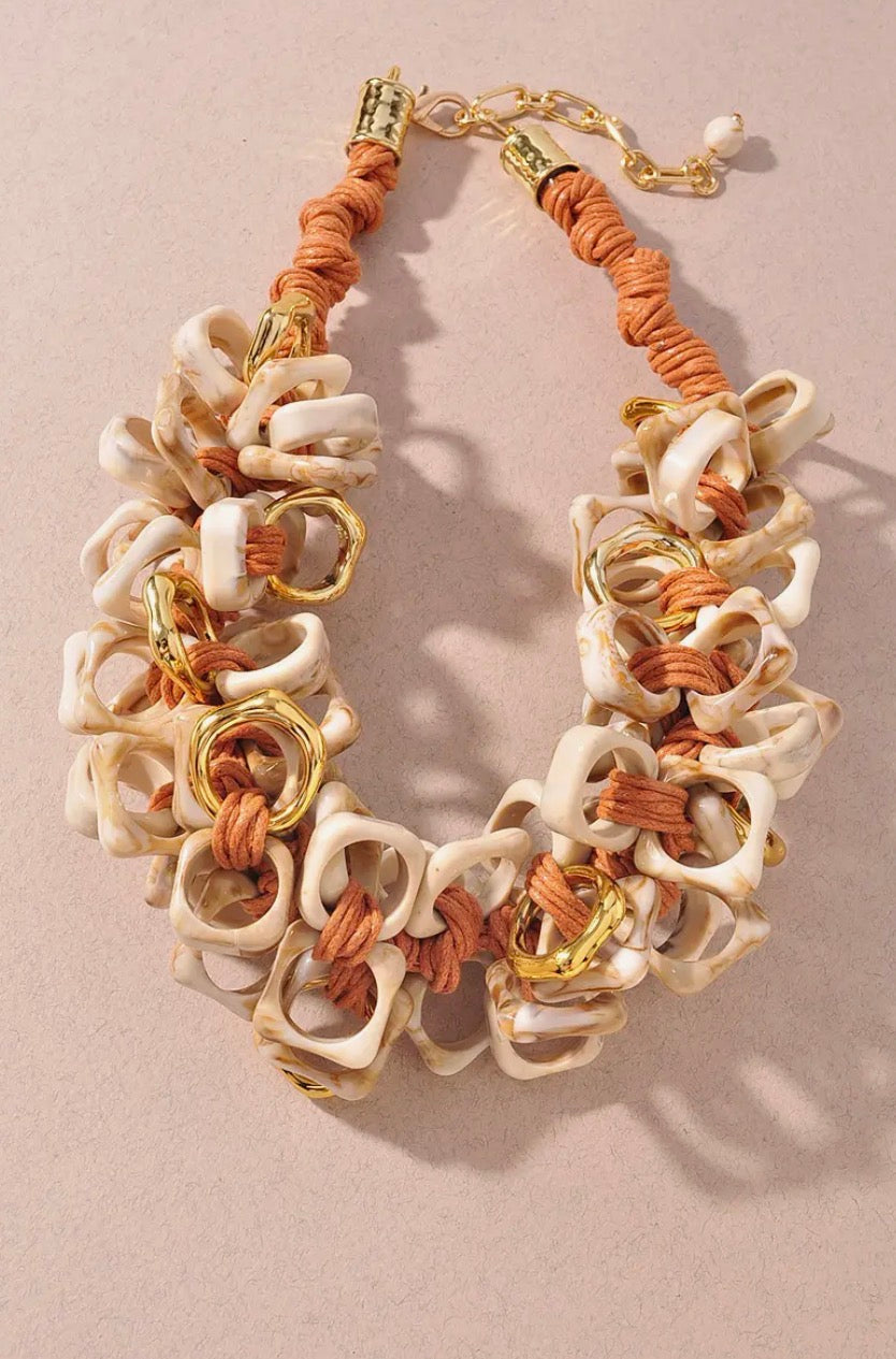 RESIN SHELL LINK RAFFIA LINE STATEMENT NECKLACE