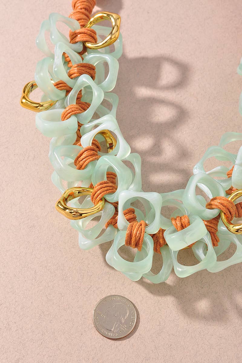 RESIN SHELL LINK RAFFIA LINE STATEMENT NECKLACE