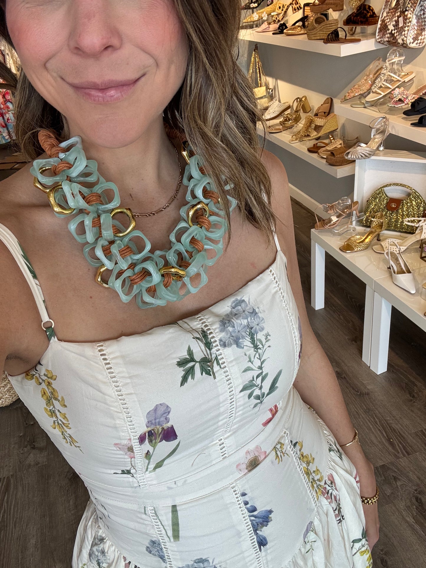 RESIN SHELL LINK RAFFIA LINE STATEMENT NECKLACE